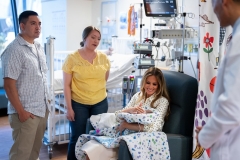 Prvni-dama-Melania-Trump-navstevuje-trimesicniho-pacienta-Jacksona-Lumibaoa-a-jeho-rodinu-2025