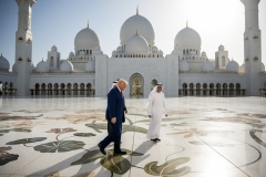 Trump-navstevuje-mesitu-Sheikh-Zayed-Grand-Mosque-v-Abu-Dhabi-2025