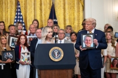 Trump-se-ucastni-podpisu-zakona-HALT-Fentanyl-Act-2025