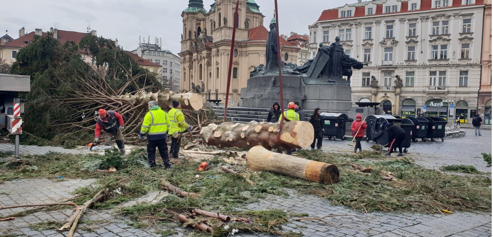 Kácení stromu Staroměstské náměstí leden 2019