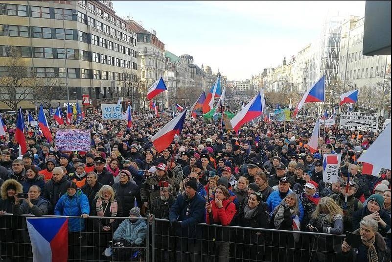Desetitisíce lidí pochodovaly v neděli Prahou – demonstrovali proti nařízením vlády
