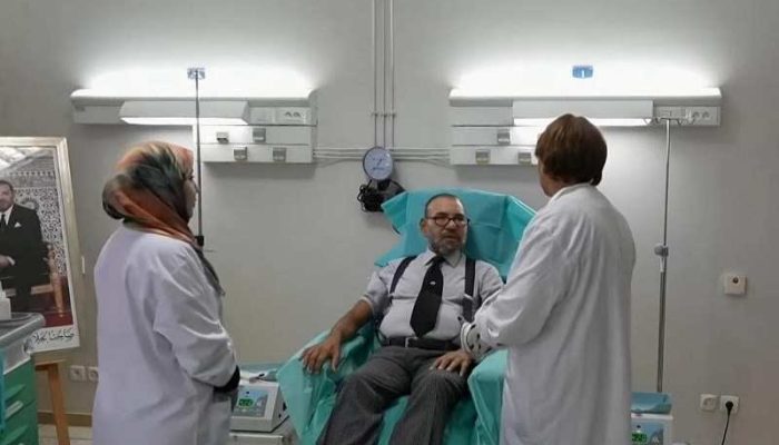 Zemětřesení v Maroku: král v nemocnici navštívil zraněné a daroval krev
