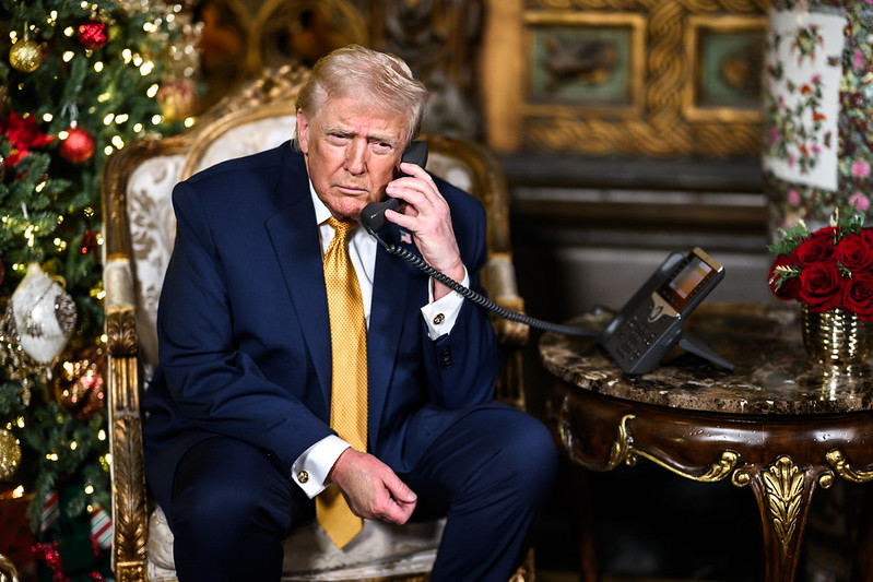 Prezident Donald Trump a první dáma Melania Trump volají NORAD Santa Tracker z Mar-a-Lago v Palm Beach, Florida, středa 24. prosince 2025.